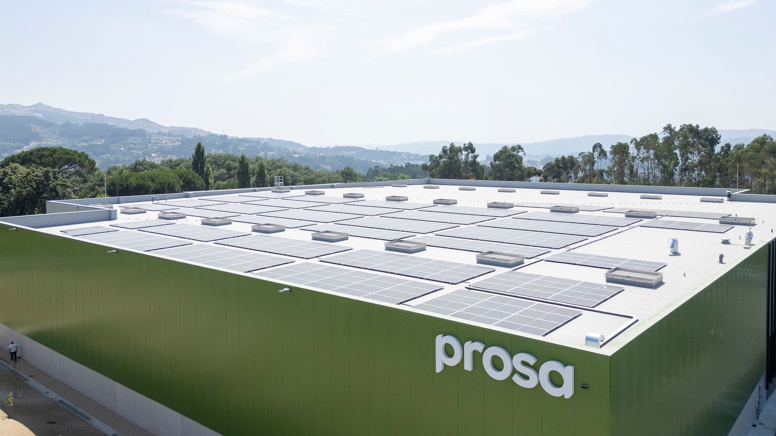 Cobertura das novas instalações da PROSA com painéis solares